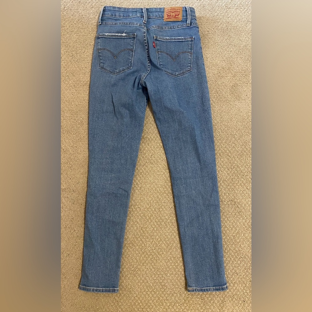 Medium wash Levi’s size 27